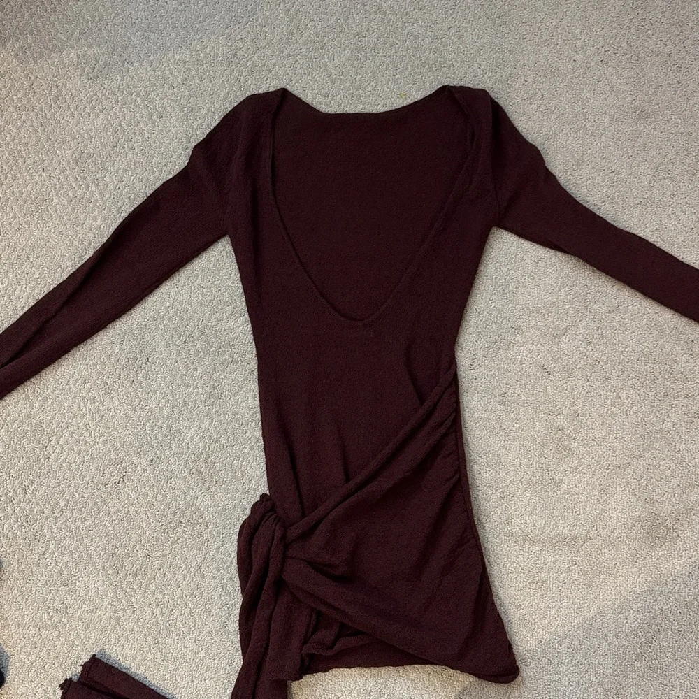 Elegant Burgundy Long Sleeve Open Back Dress - Picture 3 of 3